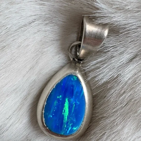 Hand Crafted Opals Set in Silver Pendant, Earrings & Smaller Studs - Picture 4 of 11